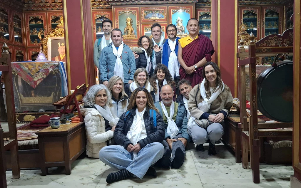 Grupo de yoga para el Campo Base del Annapurna posando en un monasterio