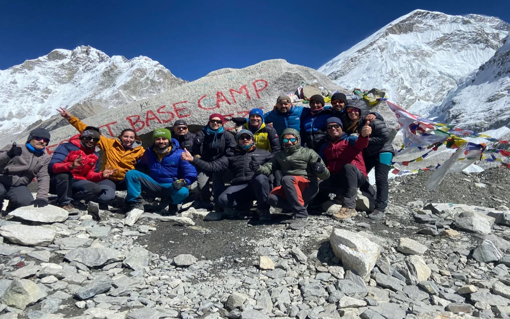 Grupo de 13 senderistas en el Campo Base del Everest con nuestro guía español