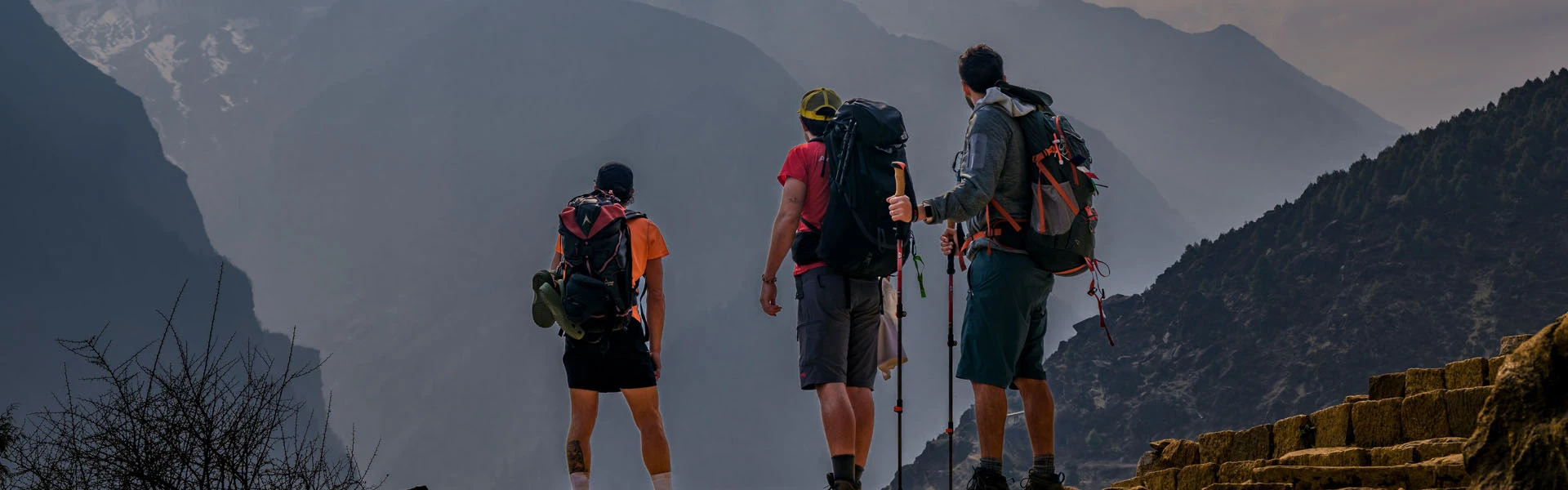 clientes frente a las montañas en la región del Everest