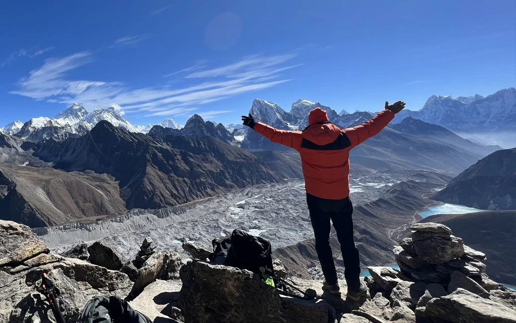 Viajero admirando la belleza de la región de Gokyo