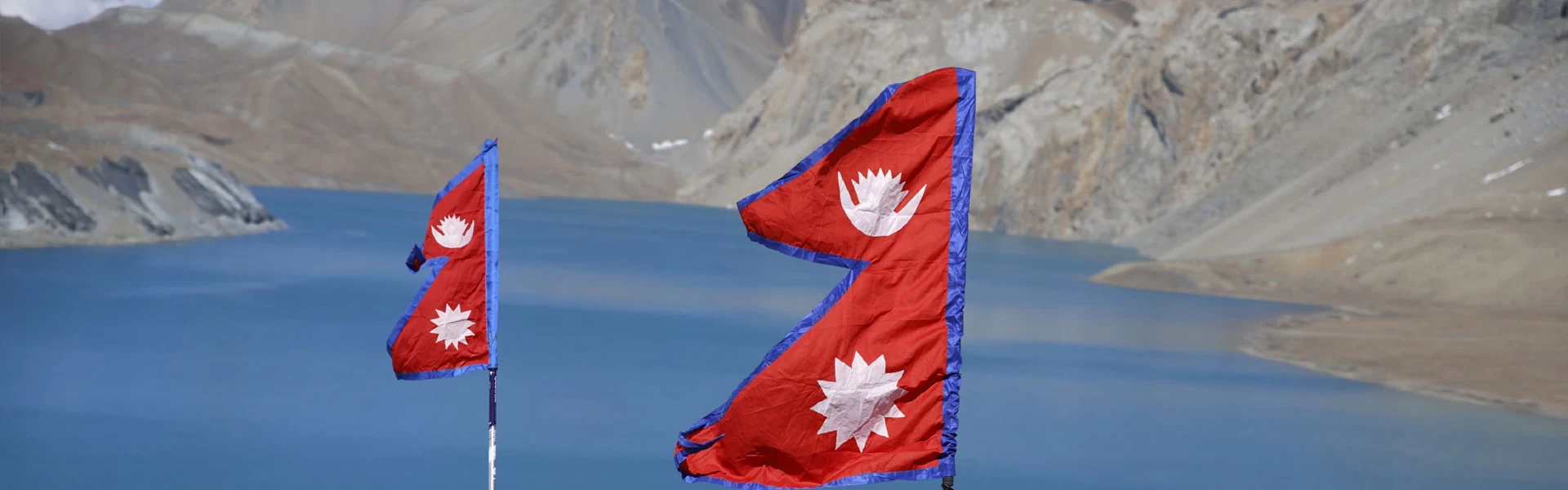 Banderas de Nepal en el lago Tilicho