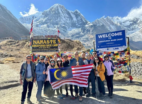 Vista del Campo Base del Annapurna con viajeros