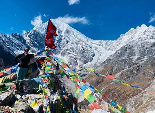 Turista posando en el valle de Langtang