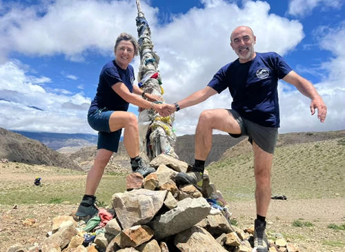 Viajeros posando para una foto en la región de Upper Mustang