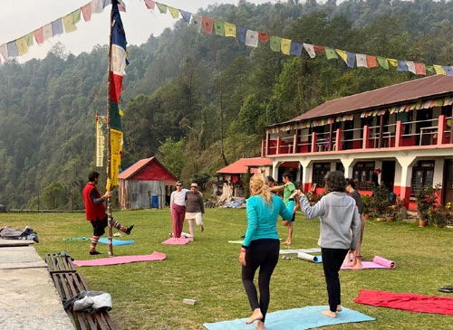 Grupo practicando yoga en la región de Annapurna
